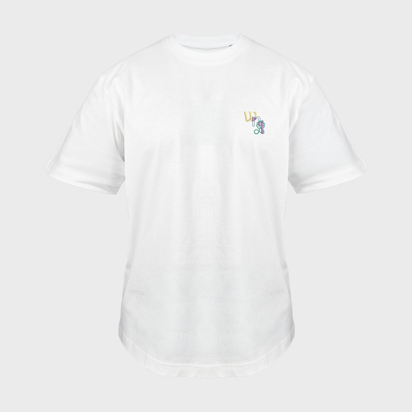 Unisex-T-Shirt Oversize weiß mit bestickter Brustpartie, WNL-Logo (Kurzform von Woonello) mit Kleeblatt-Unendlichkeitssymbol, vorderansicht mann