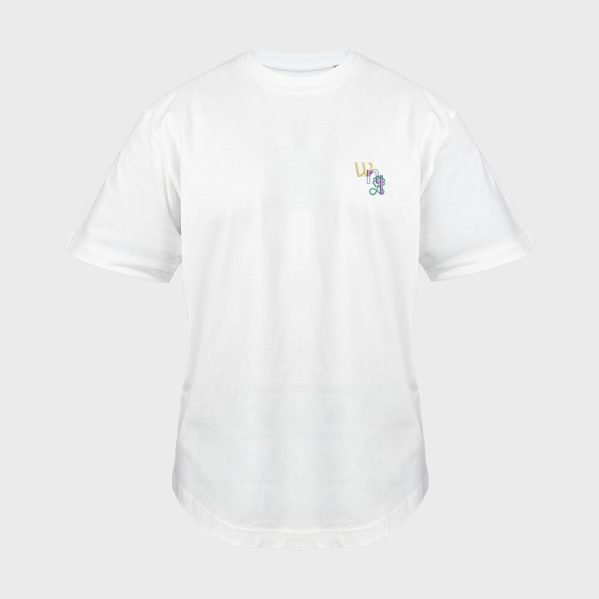 Unisex-T-Shirt Oversize weiß mit bestickter Brustpartie, WNL-Logo (Kurzform von Woonello) mit Kleeblatt-Unendlichkeitssymbol, vorderansicht mann