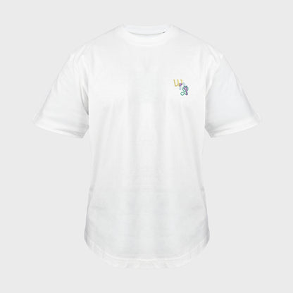 Unisex-T-Shirt Oversize weiß mit bestickter Brustpartie, WNL-Logo (Kurzform von Woonello) mit Kleeblatt-Unendlichkeitssymbol, vorderansicht mann