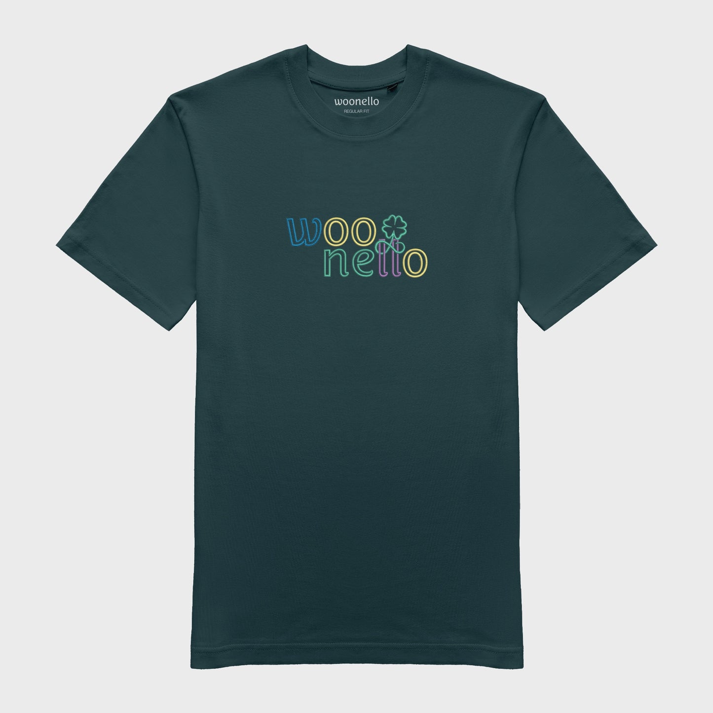Unisex-T-Shirt petrol mit großflächiger Bruststickerei, Woonello-Wordmark mit ineinander gedrehtem Logomark in zwei Buchstaben