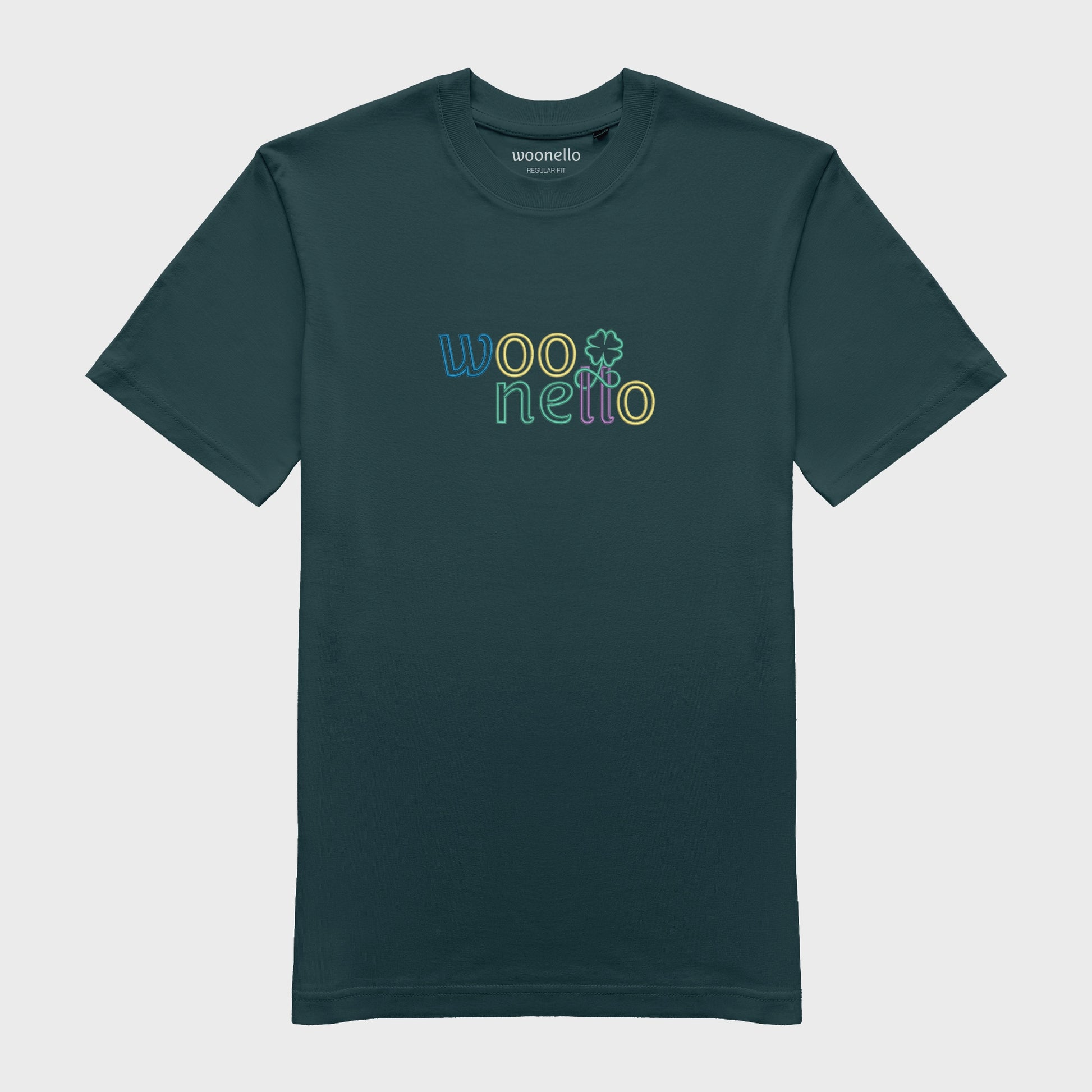Unisex-T-Shirt petrol mit großflächiger Bruststickerei, Woonello-Wordmark mit ineinander gedrehtem Logomark in zwei Buchstaben