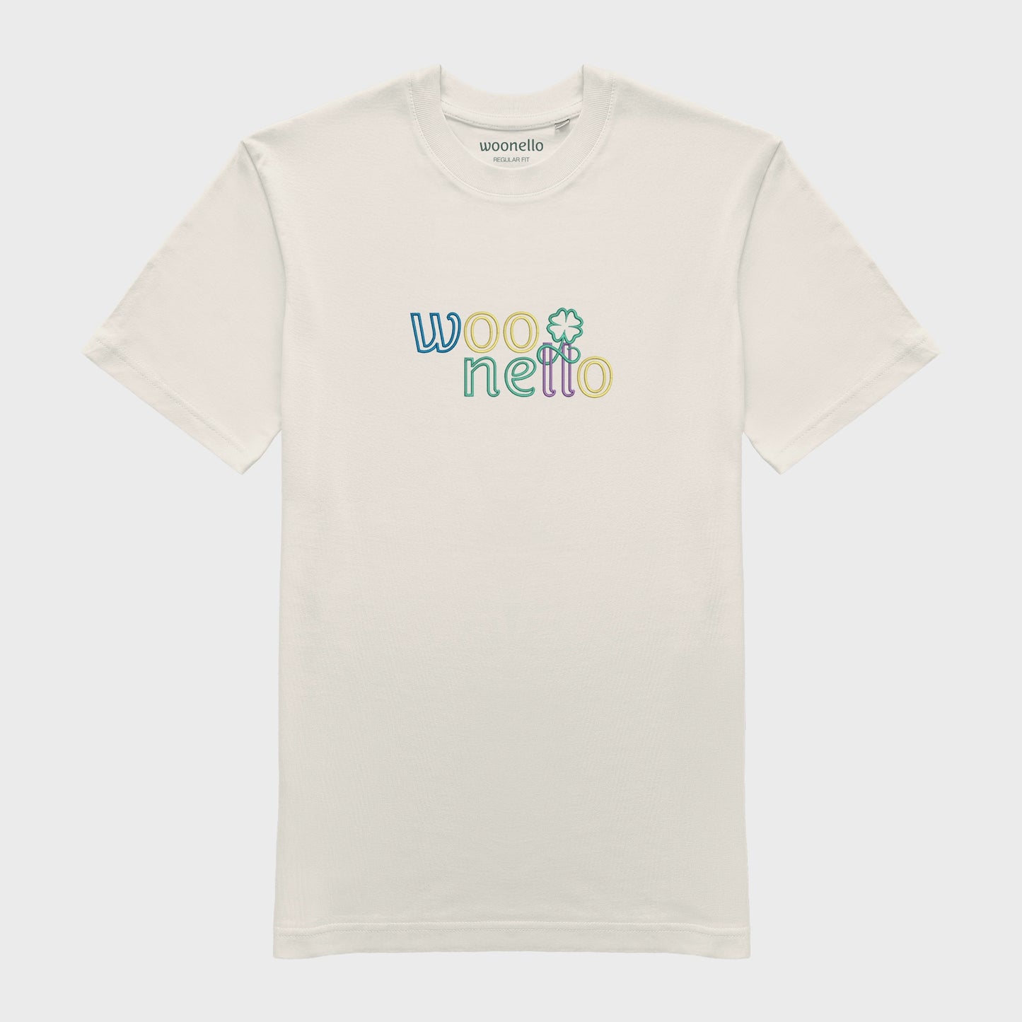 Unisex-T-Shirt cremeweiß mit großflächiger Bruststickerei, Woonello-Wordmark mit ineinander gedrehtem Logomark in zwei Buchstaben
