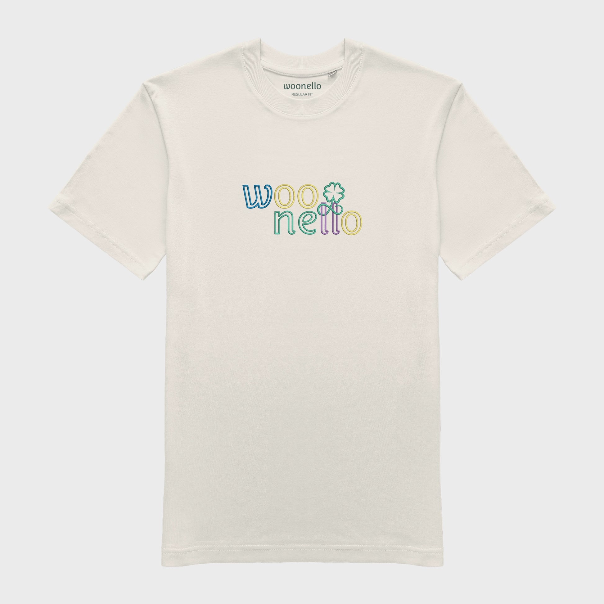Unisex-T-Shirt cremeweiß mit großflächiger Bruststickerei, Woonello-Wordmark mit ineinander gedrehtem Logomark in zwei Buchstaben