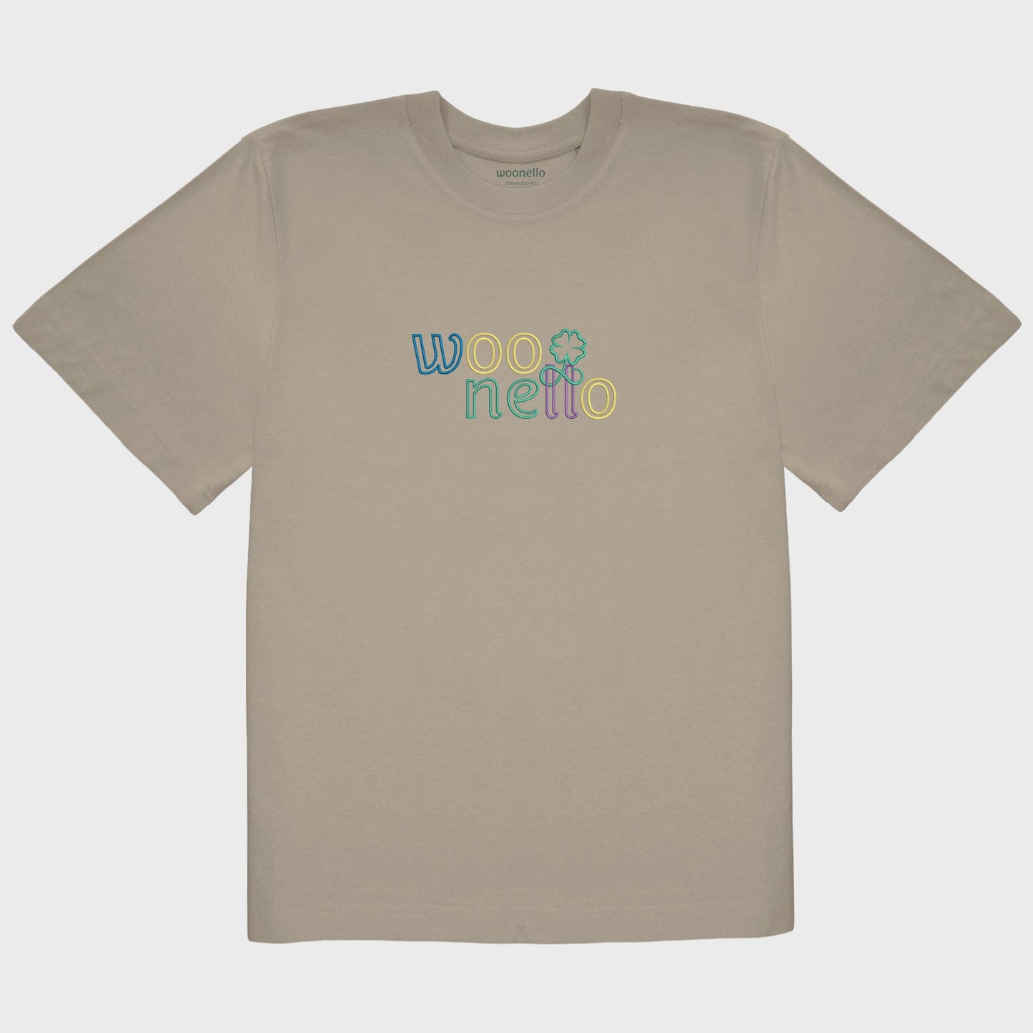 Unisex-T-Shirt Oversize mastic mit großflächiger Bruststickerei, Woonello-Wordmark mit ineinander gedrehtem Logomark in zwei Buchstaben