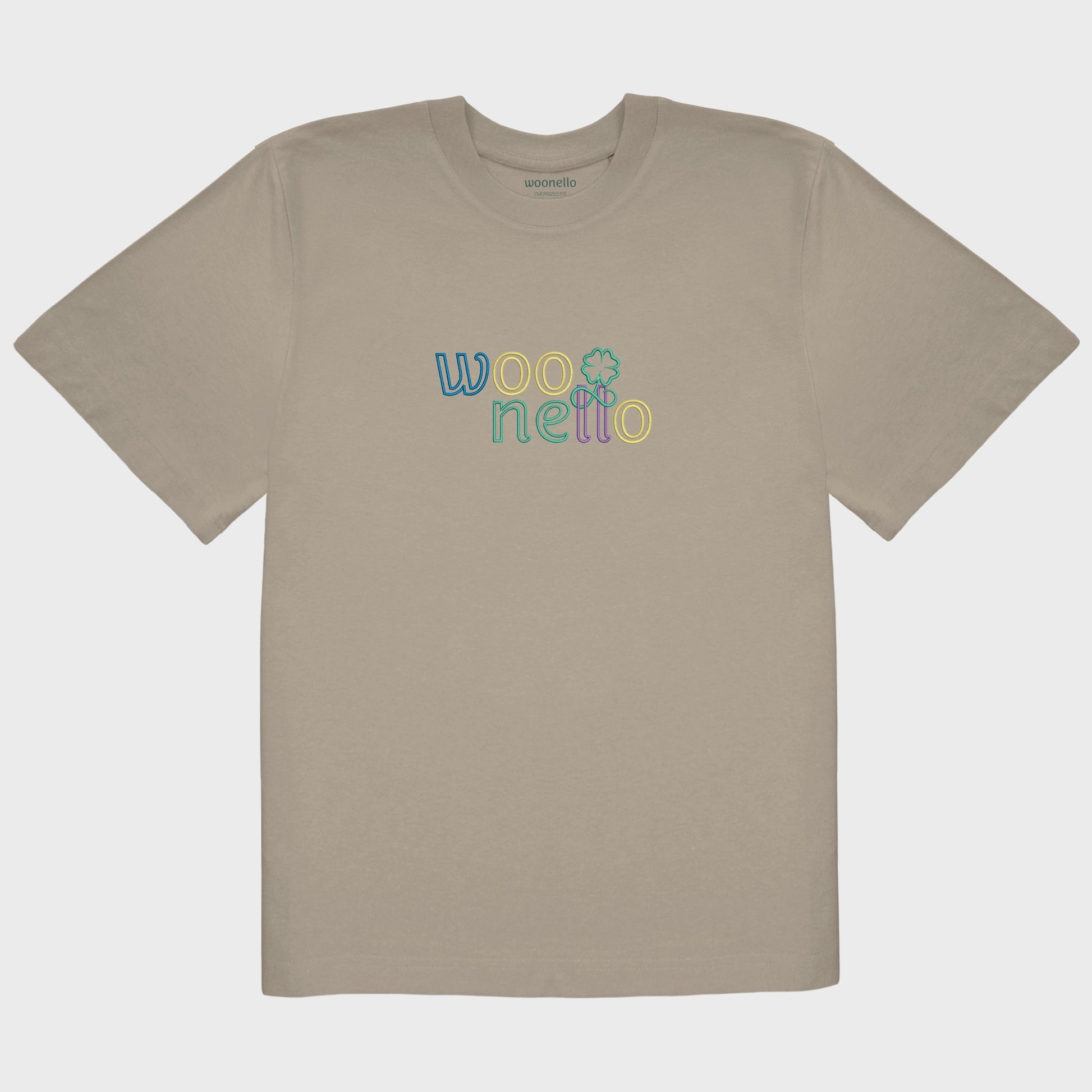 Unisex-T-Shirt Oversize mastic mit großflächiger Bruststickerei, Woonello-Wordmark mit ineinander gedrehtem Logomark in zwei Buchstaben