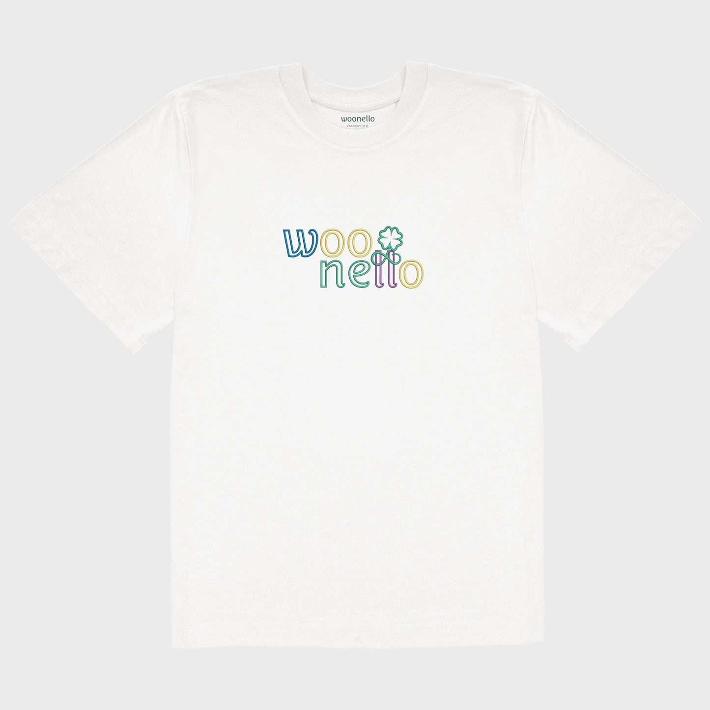 Unisex-T-Shirt Oversize weiß mit großflächiger Bruststickerei, Woonello-Wordmark mit ineinander gedrehtem Logomark in zwei Buchstaben